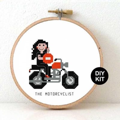 Vrouwlijke motorrijder borduurpakket | Borduurpakket voor volwassenen | motor fan kado maken | Borduurpakket inclusief borduurring, DMC borduurgaren, Aida borduurstof, borduurnaald en instructies