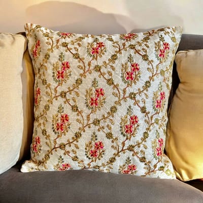 Kussens woonkamer - kussenhoes 40 x 40 cm - kussensloop - sierkussens - cushion cover - katoensilk - Kussenhoesjes - 2 stuks - etnisch Indiaas - borduurwerk - embroidery - creme wit - rood - gouden