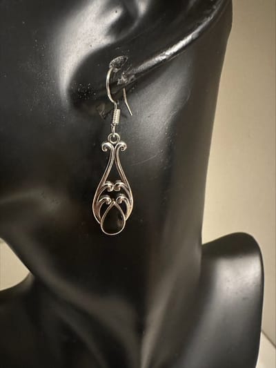 Zilverkleurige oorhangers met zwart steentje | Make up | Parfum | Moederdag | Verjaardagscadeau| Cadeautje| Valentijnsdag| Kado | sieraden | vaderdag | oorbellen | oorsieraden