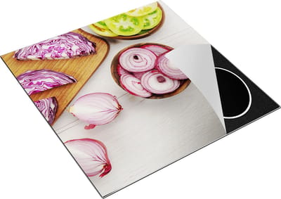 Chefcare Inductie Beschermer Gesneden Uien op een Witte Houten Tafel - 78x78 cm - Afdekplaat Inductie - Kookplaat Beschermer - Inductie Mat