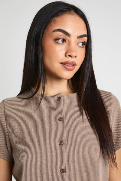 boohoo Dames Geribbelde Top Met Korte Mouwen En Korte Broek Coordinatenset Met Knoopsluiting | Taupe | Maat: 34