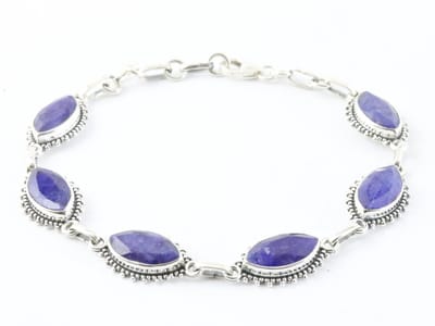 Bewerkte zilveren armband met blauwe saffier