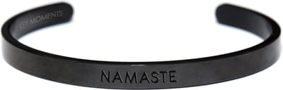 Key Moments 8KM-BM0005 - Stalen open bangle met tekst - namaste - one-size - zwart