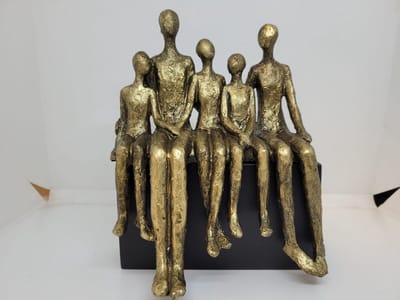 sculptuur Polyresi Edge zitter family ties 5 personen op sokkel - 7x19x20 - goud brons zwart