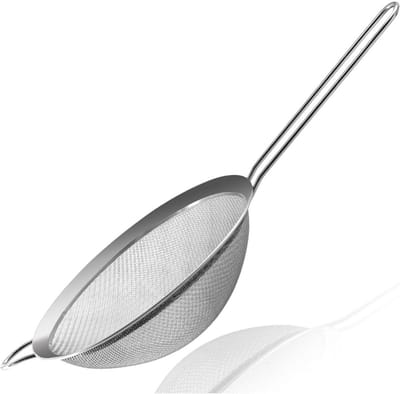 GELLDG Fijnmazige Zeef – Roestvrijstalen Zeef & Schuimspaan – Voorzien van een versterkt frame en stevig handvat – Ideaal geschikt voor het zeven, filteren, afgieten en afspoelen van groenten, pasta en thee – 24 cm