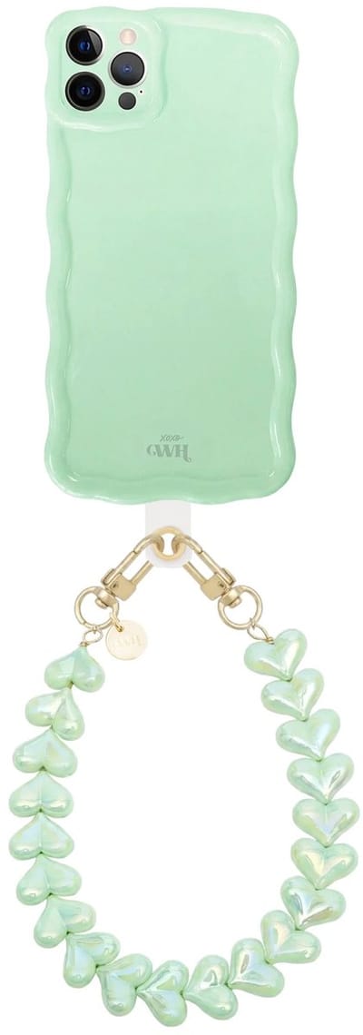 xoxo Wildhearts Glossy Wavy Case Sage Sorbet - Funky Hearts - geschikt voor iPhone 12 Pro Max - hoesje met telefoonkoord - afneembaar harten koord - hartjesketting - kort telefoonkoord - hoesje met golven - Groen
