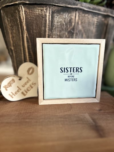Creaties van Hier -Liefs in een lijstje Sisters met houten hartje - 12 cm – Keramiek