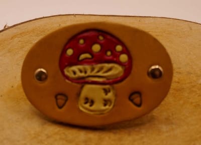 Leren kinder haarclip paddenstoel met eikels er langs in de kleur beige - schattige kinder haarclip - lederen haarclip paddestoel - leuke meisjes haarclip - handgemaakte kinder haarclip - haarclips beige kinder