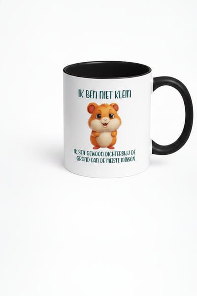 Grappige Mok met Tekst 'Ik Ben Niet Klein, Ik Sta Gewoon Dichterbij De Grond' – Hamster – Cadeau Vriendin Collega – Wit met Zwart – Keramiek 330 ml