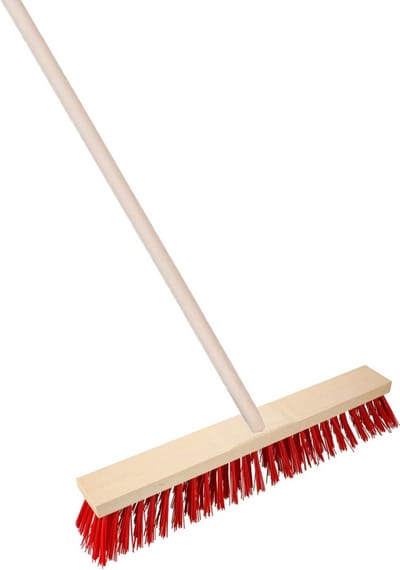 Brumag Straatbezem Elaston voor buiten - Kop 60 cm met extra veel vezels - rood - Houten steel 130 cm
