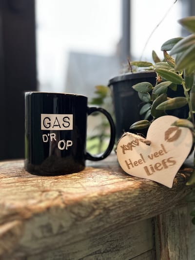 Creaties van Hier - Beker - Black & White mok - Gas d'r op - met houten hartje Bedankt