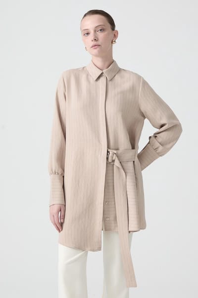 Touché Privé - Gestreepte tuniekblouse met gesp - Beige - Dames