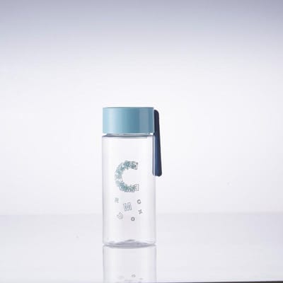 Eenvoudige plastic bekers met hoge waarde in wind en zomer zijn creatieve, kleine en frisse ruimtebekers met valbestendigheid en hoge temperatuurbestendigheid. 600ml