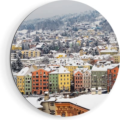 Artaza Dibond Muurcirkel Gekleurde Huisjes met Sneeuw in Oostenrijk - Ø 60 cm - Wandcirkel - Rond Schilderij - Voor Binnen en Buiten
