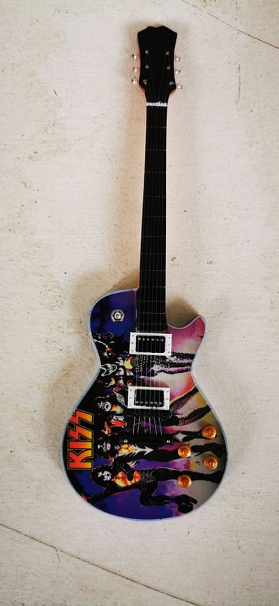 KISS Miniatuur Gitaar Destroyer LP Model – Houten Glam Rock Decoratie met Standaard – Luxe Hardrock Band Merchandise – 25 cm Hoog – Stoer Mancave Cadeau
