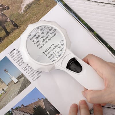 Hand Loep met LED verlichting - 6x Vergroting - Lees Vergrootglas - Lezen voor Slechtziende - Magnifier - 19 x9 x 3 Cm