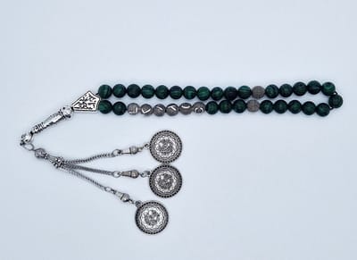 Handgemaakte naam tasbih 33 Kralen Natuursteen “Malachiet” - met metaal tassel “Masha' allah"- Met je naam of de naam van uw geliefde- 8 mm diameter van de korrel