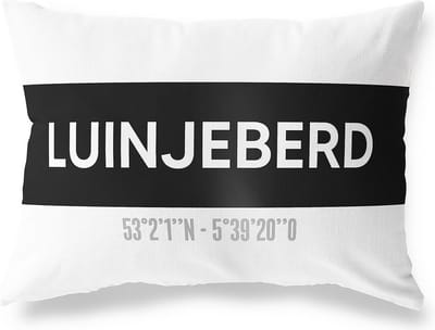 Tuinkussen LUINJEBERD - FRIESLAND met coördinaten - Buitenkussen - Bootkussen - Weerbestendig - Jouw Plaats - Studio216 - Modern - Zwart-Wit - 50x30cm