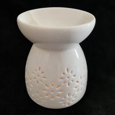 Oliebrander in wit keramiek met uitgesneden bloemen 9x7,5x7.5cm Aromabrander voor geurolie of wax smelt