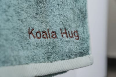 KOALA HUG Tencel Lyocell gastendoekjes 30x30, Woudgroen – 4 stuks; Hypoallergeen & Antibacterieel | Zacht voor huid & haar | Sneldrogend | Blijft langer fris | Kleurvast | Energiezuinig in productie en in gebruik | Goed alternatief voor katoen