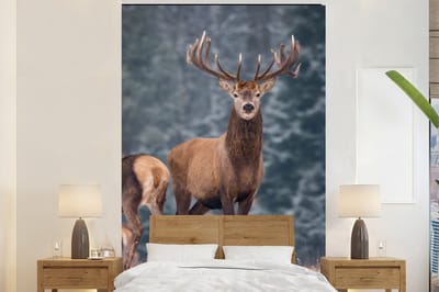 Behang - Fotobehang Bosdieren - Hert - Landschap - Winter - Sneeuw - Natuur - Breedte 200 cm x hoogte 300 cm