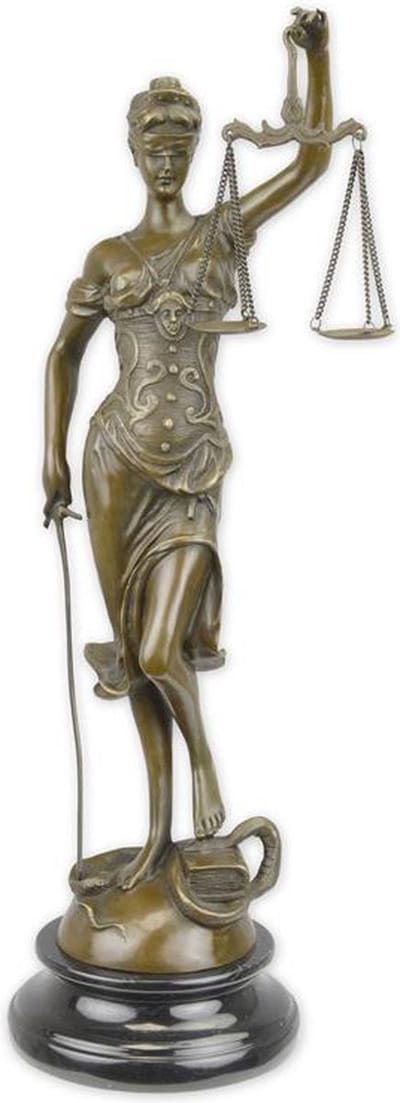 Een bronzen beeld vrouw justitia -a bronze sculpture of the lady justice