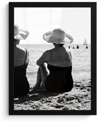 Poster in lijst - Fotolijst 30x40 cm - Posters - Vrouwen - Zonnehoed - Strand - Zwart - Wit - Posterlijst zwart - Decoratie - Wanddecoratie woonkamer - Muurdecoratie slaapkamer