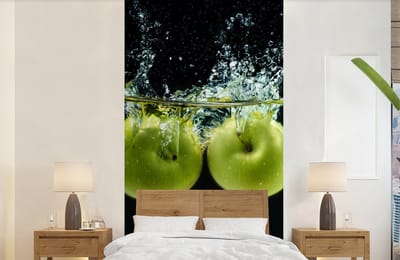 Behang - Fotobehang Appels - Fruit - Water - Zwart - Groen - Breedte 120 cm x hoogte 240 cm