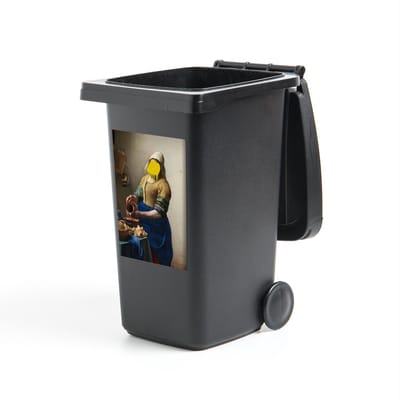 Container sticker Oude meesters - EB - Het Melkmeisje van oude meester Johannes Vermeer met een gele klodder verf Klikosticker - 40x60 cm - kliko sticker - weerbestendige containersticker