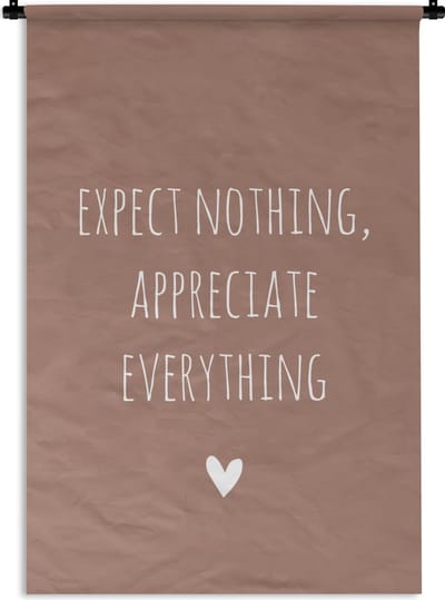 Wandkleed - Wanddoek - Engelse quote "Expect nothing, appreciate everything" met een hartje op een bruine achtergrond - 60x90 cm - Wandtapijt