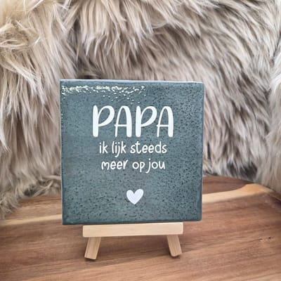 Robuust Wenstegeltje Papa ik lijk steeds meer op jou – Hip trendy tegeltje – Uniek Cadeau voor papa, vaderdag of zomaar – Stijlvolle Woondecoratie met Boodschap – Trendy nu – Decoratief Tegeltje met Standaard – Cadeau Idee