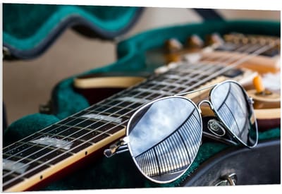 Forex - Gitaar met Zonnebril - 120x80cm Foto op Forex