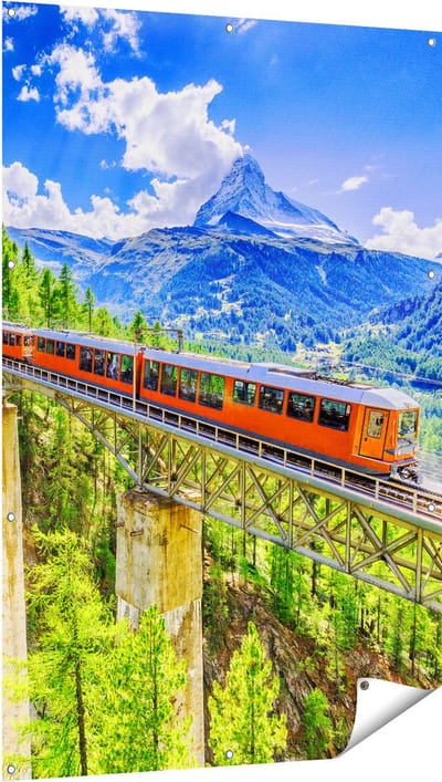 Gards Tuinposter Trein op een Brug bij een Waterval in Zwitserland - 100x150 cm - Tuindoek - Tuindecoratie - Wanddecoratie buiten - Tuinschilderij