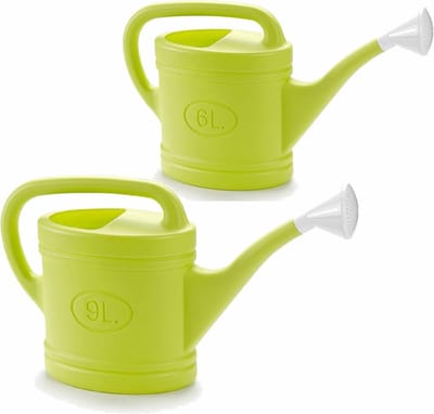 Voordeelset van 2x stuks kunststof tuin gieters 6 en 9 liter lichtgroen - Met sproeikop/broeskop - Bloemen/planten water geven