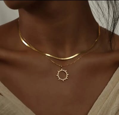 Dames Ketting 2-delig - Goudkleurig - Zon Hanger met Zirkonia - Roestvrijstaal - Slangenketting - Elegant & Duurzaam - Sieraad voor Vrouwen - Modieuze Gelaagde Halsketting voor Dagelijks, Feest & Speciale Gelegenheden