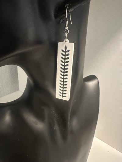 Witte houten oorbellen tak | Make up | Parfum | Moederdag | Verjaardagscadeau| Cadeautje| Valentijnsdag| Kado | sieraden | vaderdag | oorbellen | oorsieraden