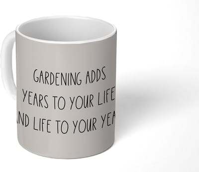 Mok - Koffiemok - Tuinieren - Quotes - Tekst - Gardening adds years to your life, and life to your years - Mokken - 350 ML - Beker - Koffiemokken - Theemok - Mok met tekst