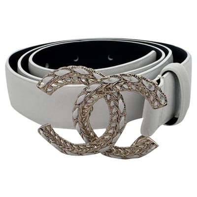Chanel Keten In elkaar grijpende CC Logo Tailleband in Witte Leer