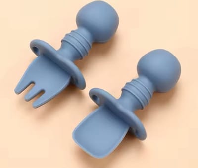 IL BAMBINI - 2 SET Siliconen Kinderbestek Set - Baby Bestek - Lepel & Vork - Taupe - Veilig - Duurzaam - Kindvriendelijk - 100% Siliconen - Vaatwasser bestendig - Magnetronbestendig - Oefenbestek - Ergonomisch Bestek - Blauw