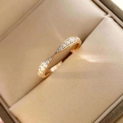 Huitan Nieuwe Mode Trouwringen Kruis Ontwerp Chique Vingeraccessoires voor Vrouwen Bezette Schitterende Kubieke Zirkonia Statement Sieraden 9 beige