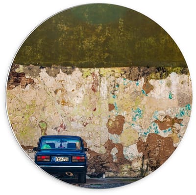 KuijsFotoprint - Schilderij - Geparkeerde Auto Bij Verwoeste Muur - Blauw En Bruin - 70 X 70 Cm