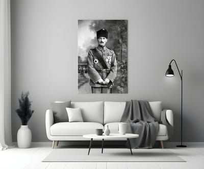 Glasschilderij - Ataturk - – Legendarisch Portret – Tijdloze Geschiedenis - 90x60 cm