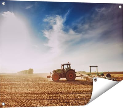 Gards Tuinposter Tractor op het Veld - Trekker - 80x60 cm - Tuindoek - Tuindecoratie - Wanddecoratie buiten - Tuinschilderij