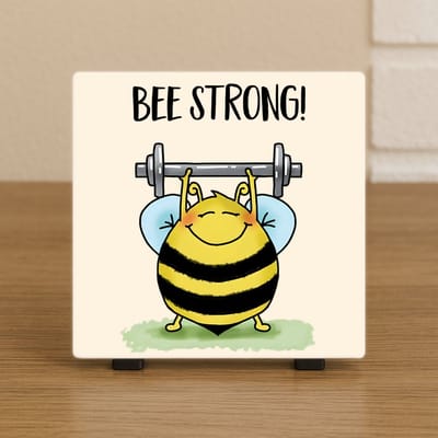 Wenstegeltje “Bee Strong!” – Bij met Halter Decoratie – Spreuktegel – Stijlvolle Woondecoratie met Boodschap – Trendy nu– Hip trendy tegeltje – Cadeau – Zomaar – Deco