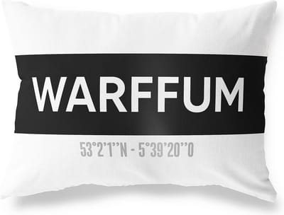 Tuinkussen WARFFUM - GRONINGEN met coördinaten - Buitenkussen - Bootkussen - Weerbestendig - Jouw Plaats - Studio216 - Modern - Zwart-Wit - 50x30cm
