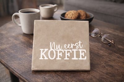 Spreuktegeltje, Tegeltje met tekst: Nu eerst koffie, tegeltje met tekst, Tekst tegeltje, Cadeau, XLX®