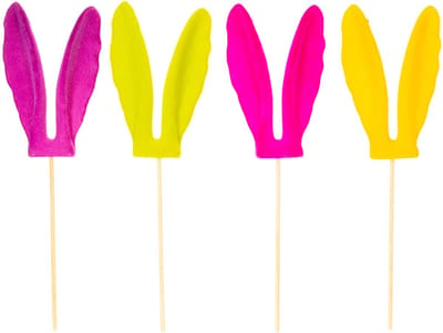 Paasdecoratie met konijnenoortjes op een stokje, versierd met fluweel,