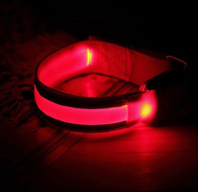 Reflecterende Hardloop / Fiets Sport Armband Met LED Licht - Hardloop Verlichting Lampjes - Lichtgevende Trail Running Light - Veiligheidsband Met Batterij - Rood