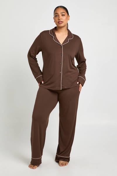 boohoo Dames Plus pijpdetail lange mouw overhemd & broek pyjamasset | Chocoladebruin | Maat: 46