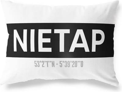 Tuinkussen NIETAP - DRENTHE met coördinaten - Buitenkussen - Bootkussen - Weerbestendig - Jouw Plaats - Studio216 - Modern - Zwart-Wit - 50x30cm
